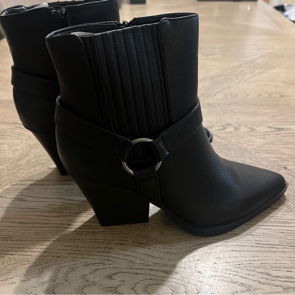 BCBGeneration Women's Cassidy Ankle Boot  9.5M - Picture 5 of 8